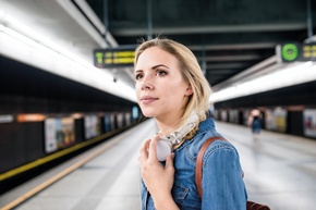 Copyright: iStock.com_Halfpoint Junge Frau am Bahnsteig. - Copyright: iStock.com_Halfpoint