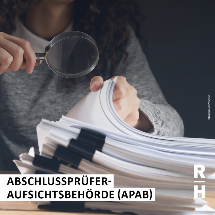 Frau mit Lupe prüft - Copyright: Foto: iStock/Aramyan