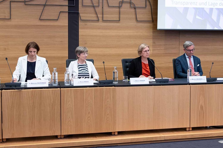 Podium von links nach rechts: Angelika Pasterniak, Helga Kraus, Präsidentin Margit Kraker, Magnus Brunner - Copyright: Foto: Manuel Brenner